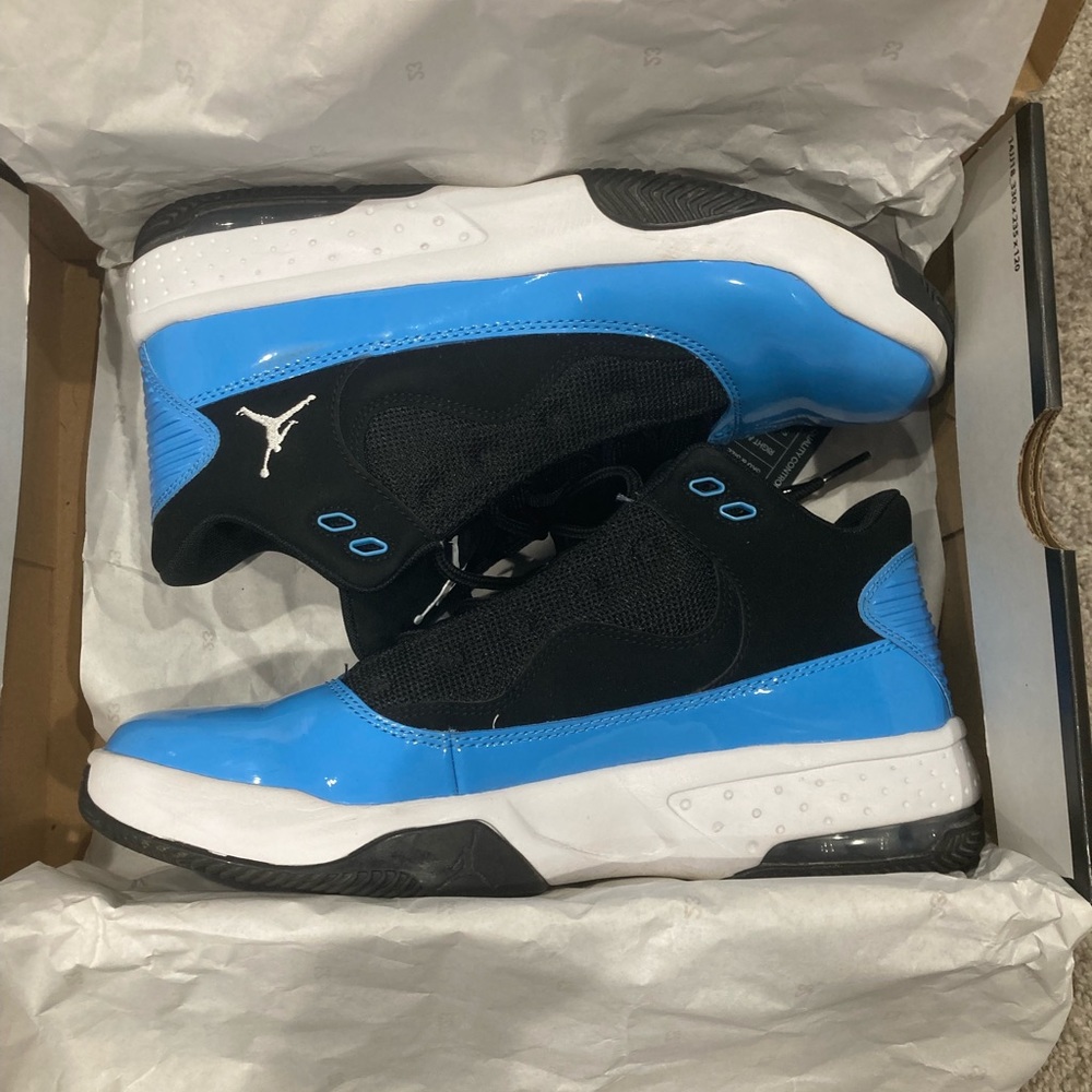 Jordan Max Aura 2 'Black University Blue
